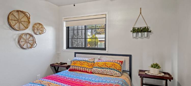 Cobalt Bungalow w/AC, Fully Fenced Yard, Covered Patio, 4 Smart TVs, W/D, WiFi图片