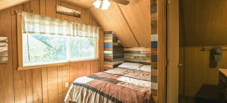Hot Tub! Cozy beds sleeps 10, Wi-Fi, only 20 miles to West Yellowstone图片