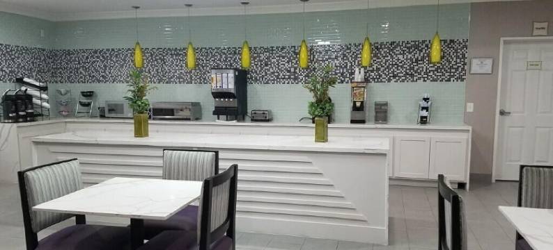 休斯顿玛格诺利亚拉昆塔温德姆套房酒店(La Quinta Inn & Suites by Wyndham Houston - Magnolia)图片