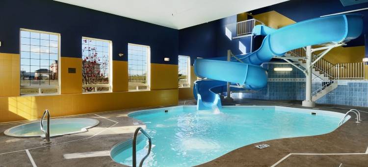 红鹿华美达套房酒店(Ramada by Wyndham Red Deer Hotel and Suites)图片