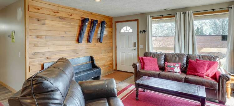 '雪中小屋' 舒适的Winterplace滑雪度假小屋(Snowed Inn Cozy Winterplace Ski-InandSki-Out Cabin)图片