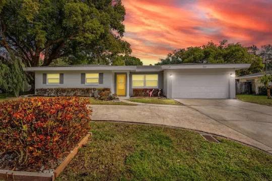 Heated Saltwater Pool and Gourmet Kitchen - Stylish Spacious Retreat