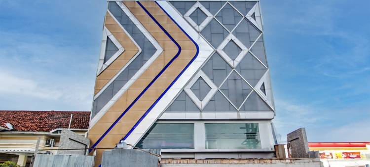 OAK联排别墅靠近塞马朗公园购物中心(原塞马朗精品酒店)(Townhouse Oak Near the Park Mall Semarang Formerly Semarang Boutique Hotel)图片