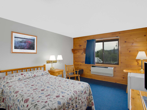 乔治湖-沃伦斯堡地区温德姆速8酒店