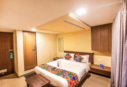 FabHotel Silver Lake Hotel Overview