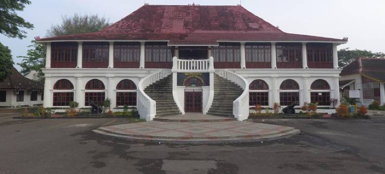 红多兹酒店-近巨港蓬蒂卡尤自然公园2号(RedDoorz Near Taman Wisata Alam Punti Kayu Palembang 2)图片