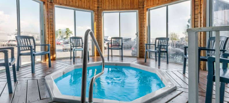 麦基诺市水滨华美达酒店(Ramada by Wyndham Mackinaw City Waterfront)图片