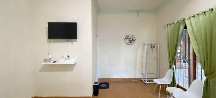 Adipura Guesthouse Syariah Mitra RedDoorz Near Terminal Nganjuk图片