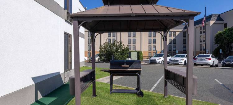 费耶特维尔西北堡布拉格地区戴斯酒店(Days Inn & Suites by Wyndham Fort Bragg/Cross Creek Mall)图片