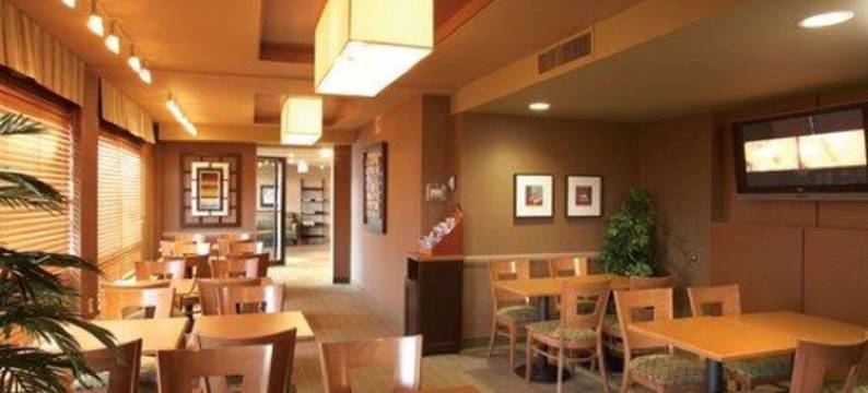 品质酒店及套房-皮埃尔·埃利奥特·特鲁多机场(Quality Inn & Suites PE Trudeau Airport)图片