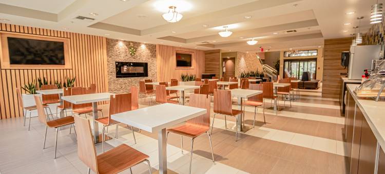 迈尔斯堡戴斯套房酒店-近捷蓝公园(Days Inn & Suites by Wyndham Fort Myers Near JetBlue Park)图片