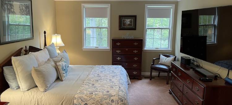宽敞两卧室公寓，带套内浴室、独立入口、停车位和网球场(Roomy 2 Bedroom Apt. w/en Suite BA, Private Entry & Parking, Tennis Court)图片