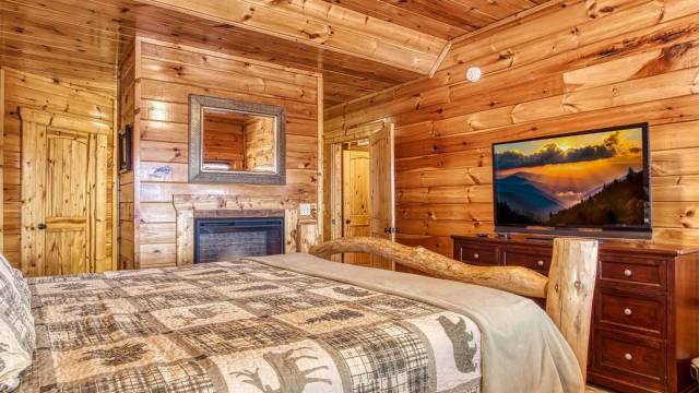 Spectacular Mountain Views and Private Hot Tub - Luxurious Cabin Retreat