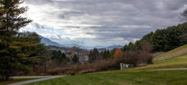 Charming Cabin with Scenic Views and Gas Fireplace - Tranquil Mountain Retreat图片