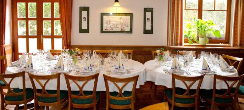 瓦达什库尔特住宿，索蓬(拉)(Vadászkürt Panzió)图片