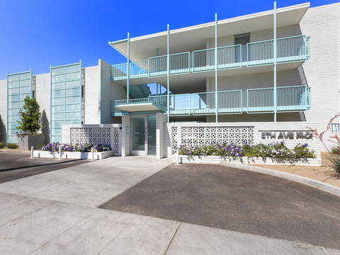 带游泳池的现代设计师工作室