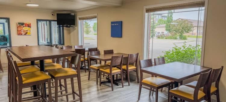 高河温德姆速8酒店(Super 8 by Wyndham High River AB)图片