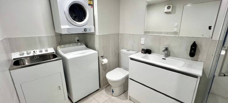 亚当斯6号(6 on Adams)图片