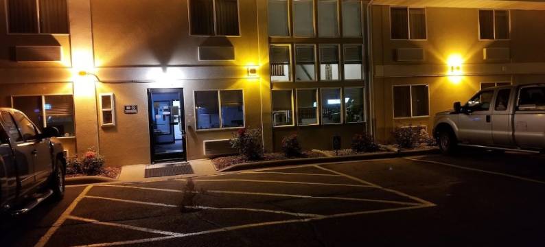 德尔拉皮兹比尔马套房酒店靠近苏福尔斯(Bilmar Inn & Suites Dell Rapids Near Sioux Falls)图片