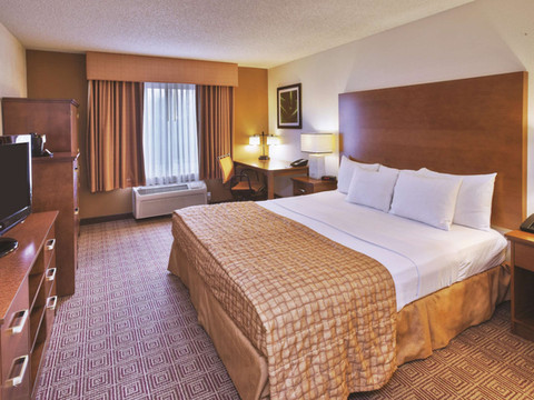 丹伯里拉昆塔温德姆套房酒店