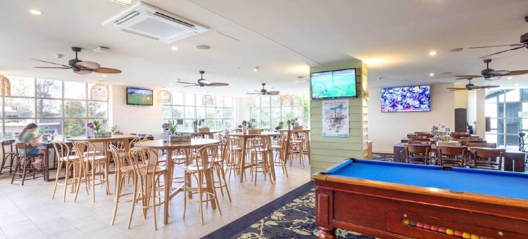 Nightcap at Commercial Hotel图片