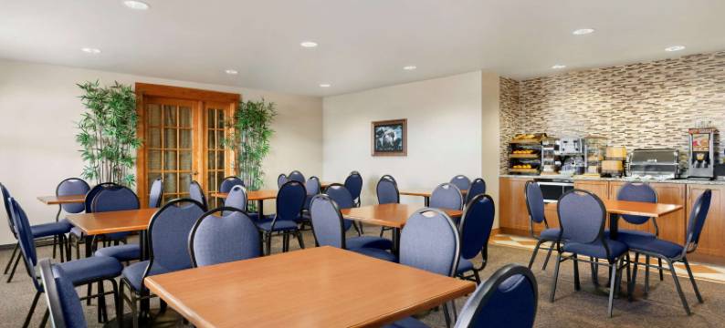 汤普森戴斯套房酒店(Days Inn & Suites by Wyndham Thompson)图片