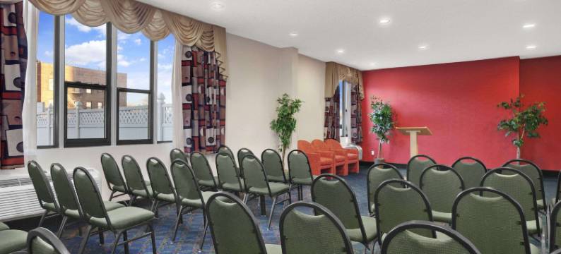 东奥兰治华美达酒店(Ramada by Wyndham East Orange)图片