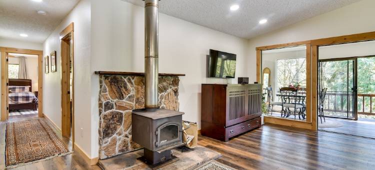 河畔林地小屋：树木和森林景观(Riverfront Woodland Cabin: Wooded & Forested Views)图片