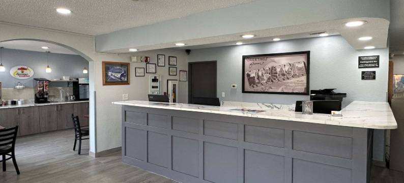 格林贝I-43巴士公园速8酒店(Super 8 by Wyndham Green Bay I-43 Bus. Park)图片