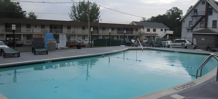 乔治湖豪生酒店(Howard Johnson by Wyndham Lake George)图片