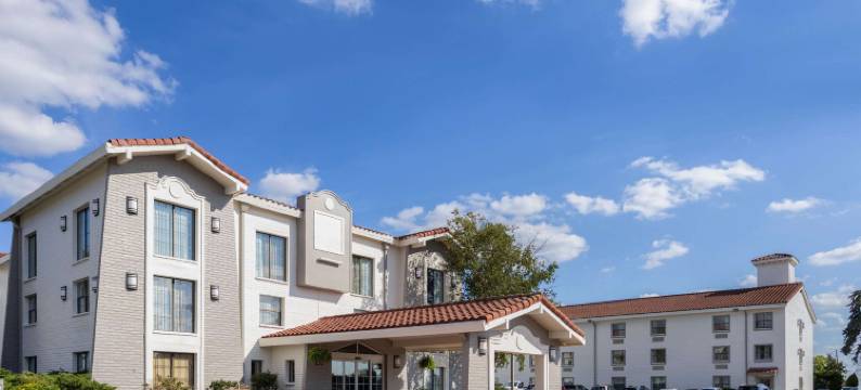 匹兹堡机场拉昆塔温德姆酒店(La Quinta Inn by Wyndham Pittsburgh Airport)图片