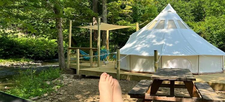 历史悠久的劳雷尔高地经营中的农场内帆布钟形帐篷(Canvas Bell Tent on Working Farm in Historic Laurel Highlands)图片