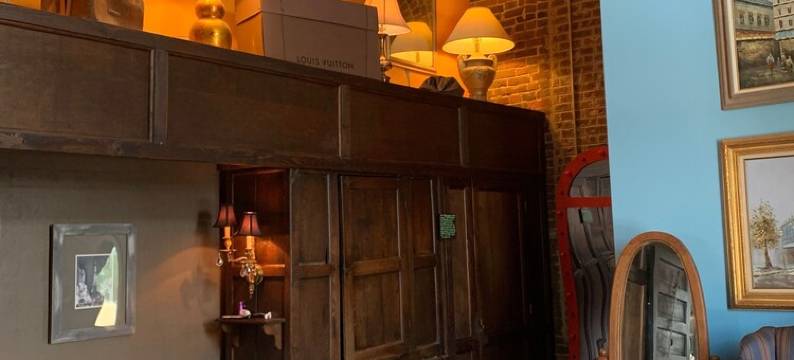 The Pythian Building Penthouse Apt. is centrally located on the city square.图片