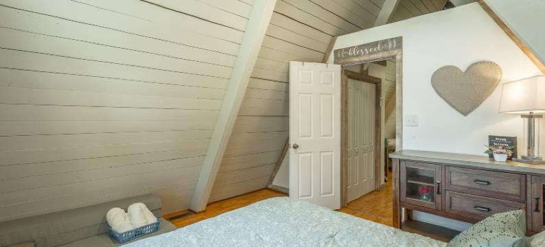 Tranquil Setting with Lake Views - Charming A-Frame Cottage图片