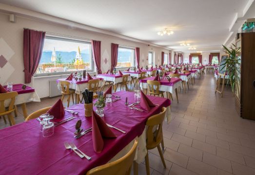 Albergo Bucaneve Hotel Overview