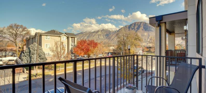 带阳台的现代化普罗沃市中心联排别墅！(Modern Downtown Provo Townhome w/ Balcony!)图片