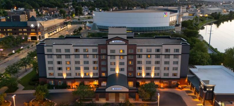 约翰迪尔议院莫林温德姆酒店(Wyndham Moline on John Deere Commons)图片