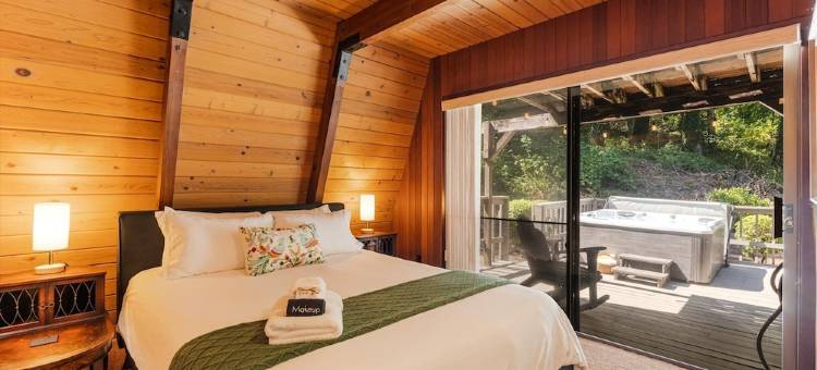 A chalet-style cabin set atop the Red Hills of Dundee in The Willamette Valley图片