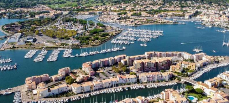 Bright Retreat by the Beach图片