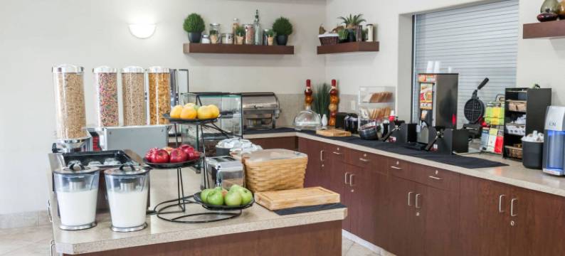 华美达高地河流酒店(Canalta High River)图片