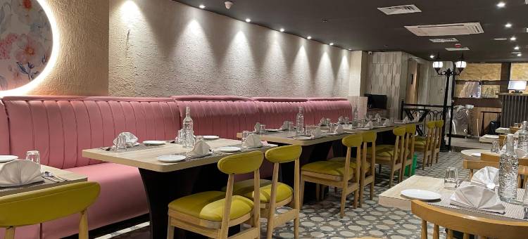 世界广场购物中心的SK Premium Park(SK Premium Park at World Square Mall)图片