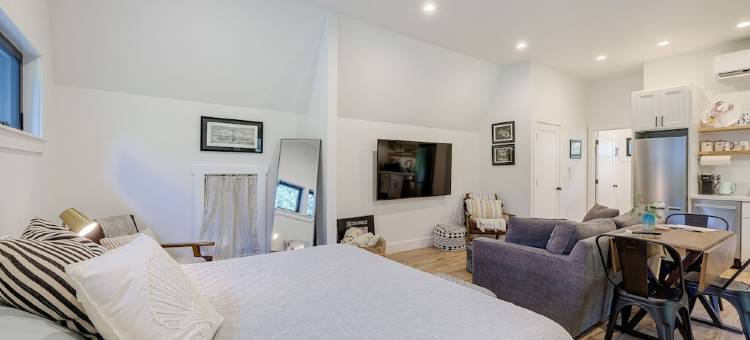 时尚的戴氏湾工作室带绝美的海湾前景(Sleek Dyes Inlet Studio w/ Stunning Bayfront Views)图片