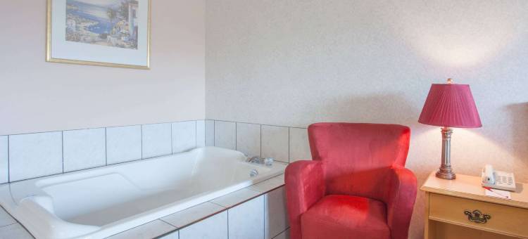 温德姆100英里华美达酒店(Ramada by Wyndham 100 Mile House)图片