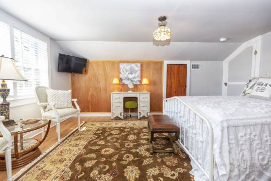 A 1 bedroom 1 futon1 bath upstairs of The HH & downstairs is separate to rent.