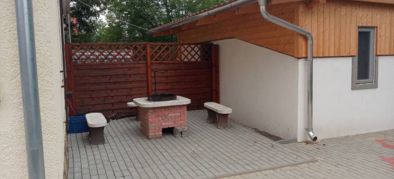 在Fonyód的一整栋带花园的度假房，可供2-10人使用(A Whole Holiday House with a Garden in Fonyód for 2-10 Persons)图片