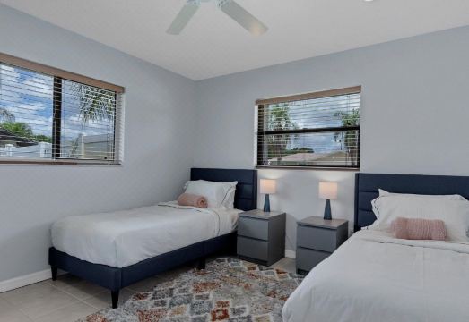 7483 Ebro Hotel Overview