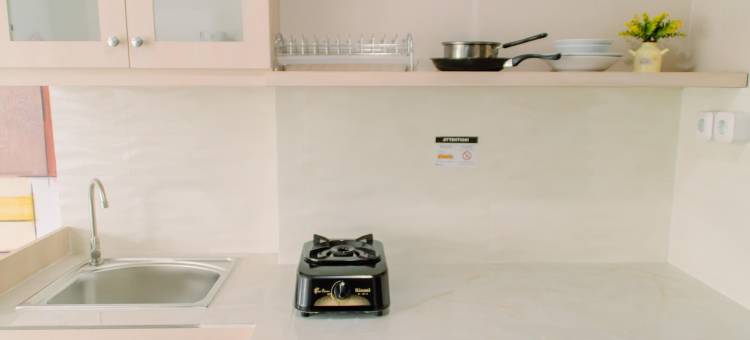 宾塔罗图标公寓舒适而温馨的工作室房间(Comfortable and Cozy Studio Room at Bintaro Icon Apartment)图片