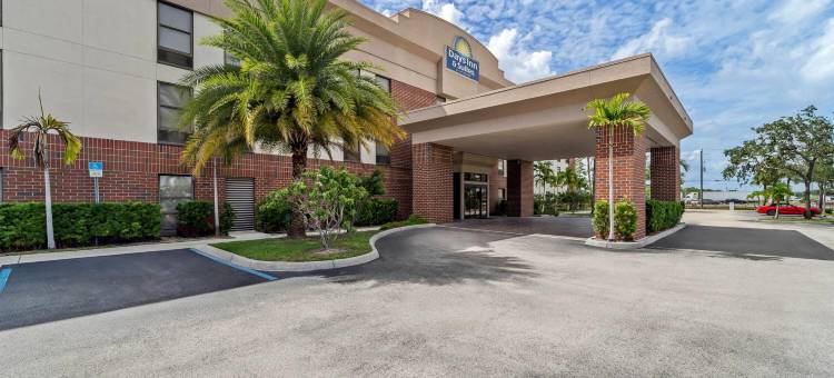 迈尔斯堡戴斯套房酒店-近捷蓝公园(Days Inn & Suites by Wyndham Fort Myers Near JetBlue Park)图片
