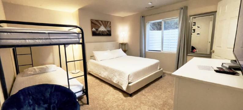 Family Time Basement Suite-Hot Tub, Playroom, Views, Yard, Fire Pit图片