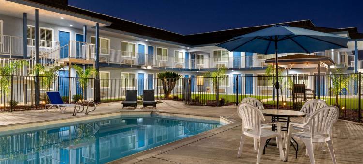 林赛橄榄树温德姆速8酒店(Super 8 by Wyndham Lindsay Olive Tree)图片